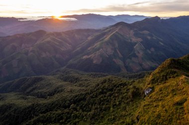 Dağ Katmanıyla Sabah Buğusu manzarası. Kırsal orman ormanlarında dağ sırtı ve bulutlar