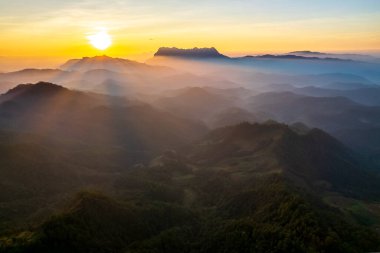Doi Luang Chiang Dao Chiang Mai Tayland. Dağ Katmanı ile Sabah Buğusu manzarası. dağ sırtı ve bulut