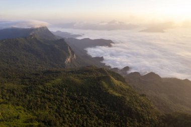 Dağ Katmanıyla Sabah Buğusu manzarası. Kırsal orman ormanlarında dağ sırtı ve bulutlar