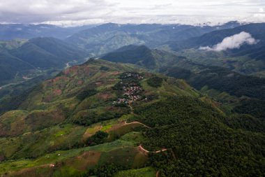 Dağ Katmanıyla Sabah Buğusu manzarası. Kırsal orman ormanlarında dağ sırtı ve bulutlar