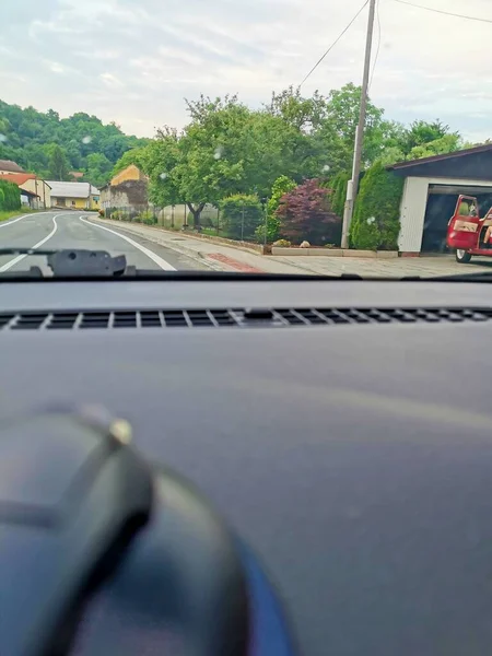 Θέα Από Κινούμενο Αυτοκίνητο Που Περνάει Από Δρόμο Του Χωριού — Φωτογραφία Αρχείου