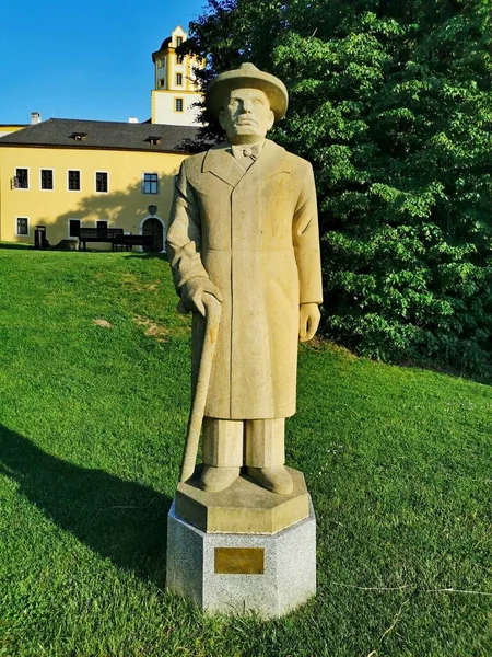 Statua Del Conte Jaroslav Sternberg Sullo Sfondo Castello Malenovice Regione — Foto Stock