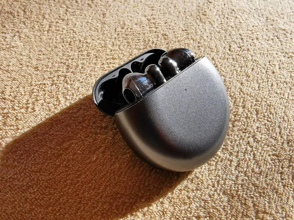 Пластиковий Срібний Футляр Бездротовими Навушниками Bluetooth Футляр Відкритий Розміщений Бежевому — стокове фото