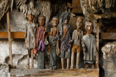 Tana Toraja 'nın Tampang Allo, Sulawesi, Endonezya' daki mezarında ölüyü tasvir eden tahta figürler var.