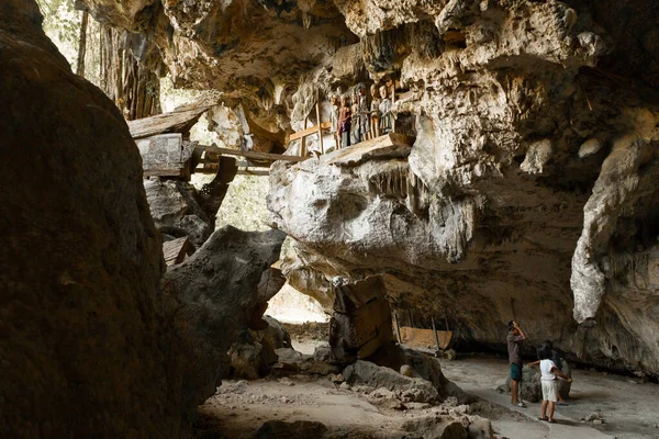 在印度尼西亚苏拉威西坦潘阿尔洛的一个山洞中的塔纳托拉贾墓葬地 木人像描绘了死者 — 图库照片