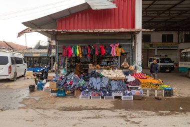 Phonsavan, Laos - 14 Aralık 2019: Phonsavan, Laos 'ta bir kadın tarafından işletilen giysi, yiyecek ve çeşitli ürünler satan küçük bir mağaza