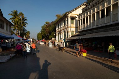 Luang Prabang, Laos - 14 Aralık 2019: Sisavangvong Yolu, Luang Prabang, Laos 'taki tapınakları ve sokak tezgahları için turistik bir cadde