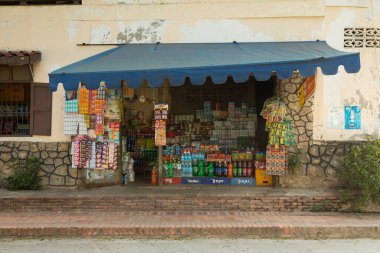 Luang Prabang, Laos - 15 Aralık 2019: Luang Prabang, Laos 'ta kırık tenteli meşrubat, kola, su ve çeşitli biblo satan bir mağaza