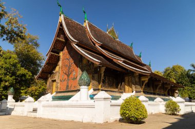 Luang Prabang, Laos 'taki Wat Xieng Tanga Tapınağı' nda geleneksel Lao mimarisinin Budist binası.