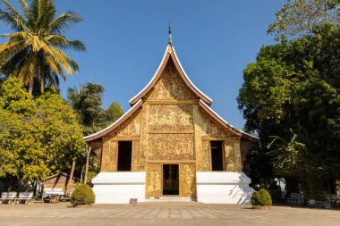 Luang Prabang, Laos - 15 Aralık 2019: Luang Prabang, Laos 'taki Wat Xieng Tanga Tapınağı' nda servetle süslenmiş cenaze şapeli