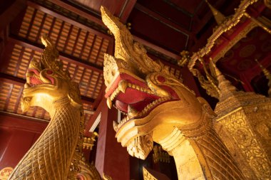 Antik dini tören mavnası, korkunç yılan benzeri Nagaların altın temsilcileriyle, Wat Xieng Thong tapınağında, Luang Prabang, Laos