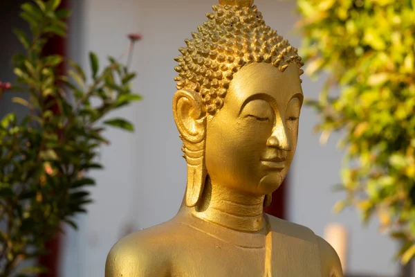 Złoty Posąg Buddy Wewnątrz Terenu Słynnego Wat May Buddyjskiej Świątyni — Zdjęcie stockowe