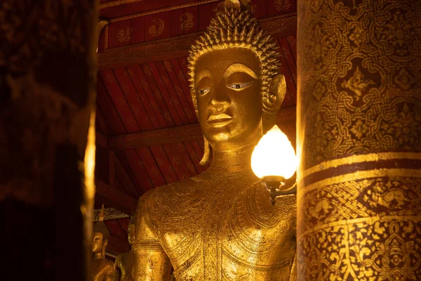 巨大な黄金の仏像 ワット5月の仏教寺院と修道院の中 ルアンパバーン ラオス — ストック写真