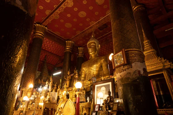 Luang Prabang Laos Diciembre 2019 Estatua Gigante Oro Buda Interpretando —  Fotos de Stock