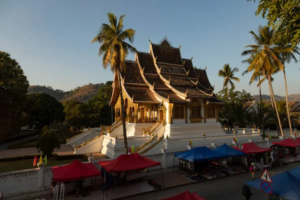 Luang Prabang, Laos - 14 Aralık 2019: Haw Pha Bang tapınağı, Luang Prabang, Laos 'taki Sisavangvong Yolu boyunca uzanan geleneksel mimarisi