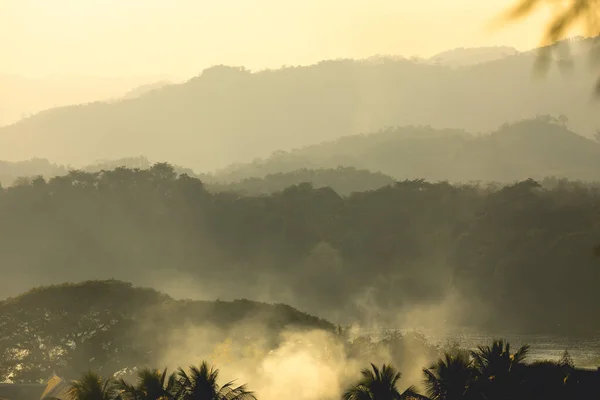 Tájkép Hegyek Dzsungelek Sziluettek Látható Naplementekor Közepette Egy Könnyű Köd — Stock Fotó