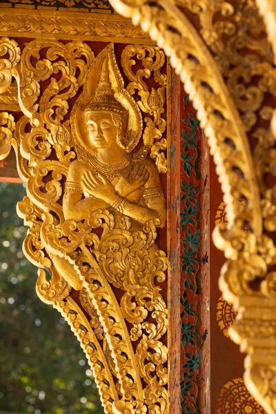 Detalles Arquitectónicos Dorados Ricamente Decorados Con Relieves Templo Wat Xieng —  Fotos de Stock