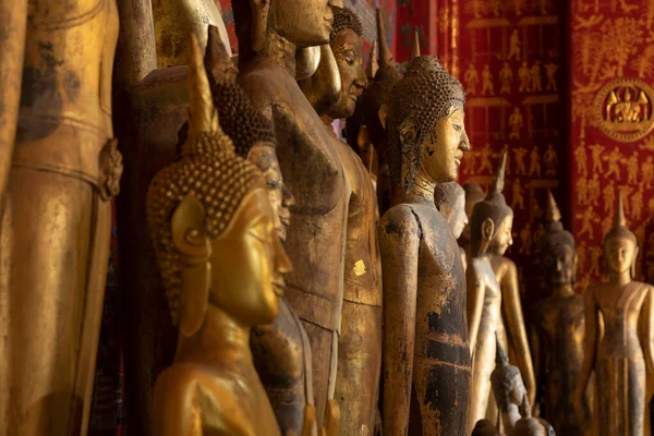 古代の仏像は 異なる泥やジェスチャーで ワットXiengトン寺院内では ルアンパバーン ラオスの — ストック写真