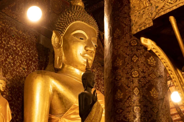 ラオスのルアンパバーンにあるワットXieng Thong寺院の中にある巨大な金色の仏像 — ストック写真