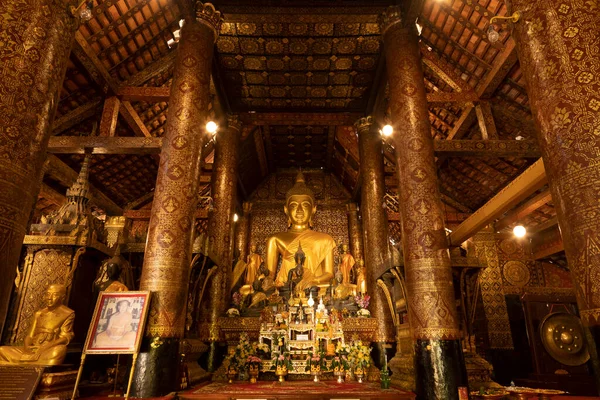 stock image Luang Prabang, Laos - Dec 15, 2019: Huge seated golden Buddha statue inside Wat Xieng Thong temple in Luang Prabang, Laos