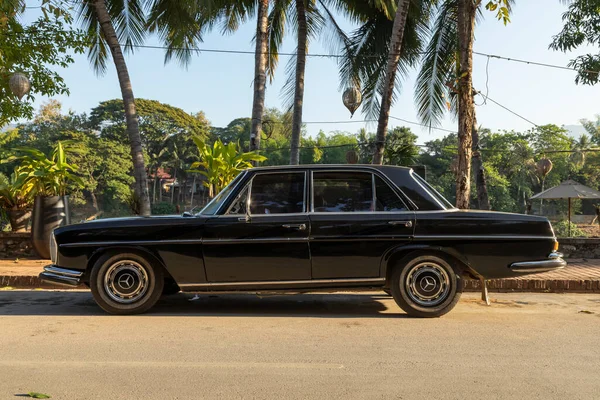 ルアンパバーン ラオス 12月15 2019 1970年代からのヴィンテージクラシックブラックメルセデスベンツ車は ラオスのルアンパバーンの通りに駐車しました — ストック写真