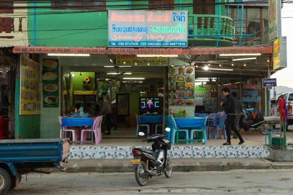 Phonsavan Laos Desember 2019 Orang Orang Sebuah Restoran Populer Kota — Stok Foto