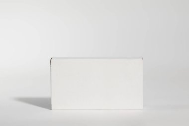 Beyaz bir paraparmasi ürünü kutusu, ayakta, izleme içerir