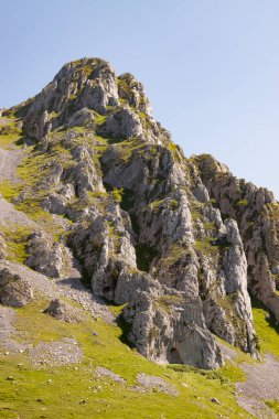 Urkiola Doğal Parkı 'ndaki engebeli dağların doğal manzarası, Bask Ülkesi, İspanya