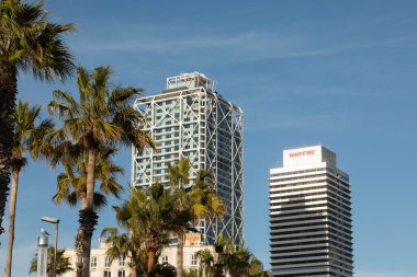 Barcelona, İspanya - 08 Ocak 2022: Barcelona 'daki gökdelen binaları, Somorrostro gezinti güvertesi yakınları, ve Olimpiyat limanı, deniz kenarındaki