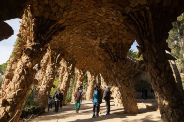 Barselona, İspanya - 09 Ocak 2022: İnsanlar Guell Park 'taki Puente de Abajo' da yürüyüş ve ziyaret ediyorlar.