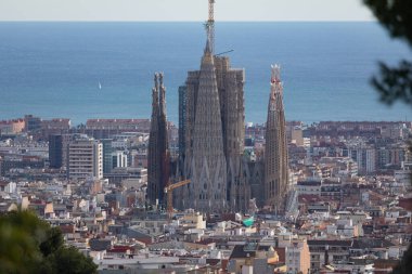 Barselona, İspanya - 09 Ocak 2022: Park guell, Sagrada Familia bazilikası ve Barcelona şehrinin çevresindeki bölge