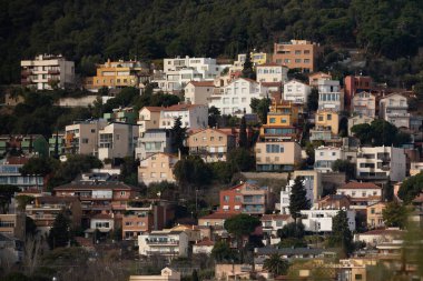 Barselona, İspanya - 09 Ocak 2022: Collserola 'ya, Vallcarca ilçesine ve Barcelona' daki Tövbekârlara giden ev ve konutlar