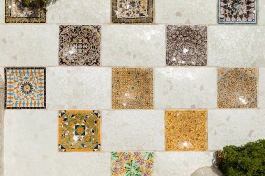 Barselona, İspanya - 09 Ocak 2022: Arka planda dekoratif fayanslar bulunan bir sanat eseri örneği, Barselona, Guell Park 'ta