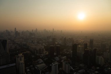 Bangkok, Tayland 'ın gökdelenleriyle gün batımında Baiyoke Kulesi 2' nin gözlem güvertesinden kirliliğe gömülmüş gökdelenlerin panoramik görüntüsü
