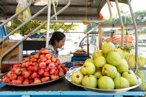 Yangón Myanmar Diciembre 2019 Mujer Puesto Callejero Vendiendo Jugos Frutas —  Fotos de Stock