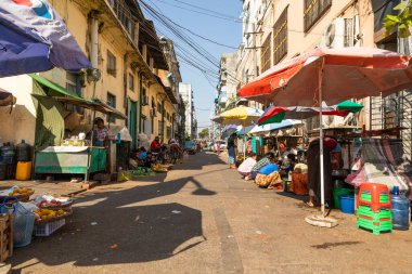 Yangon, Myanmar - 19 Aralık 2019 Yangon, Burma, Myanmar şehir merkezinin kirli ve bozulmuş sokakları antenlerle dolu.