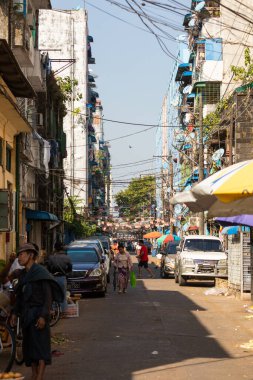 Yangon, Myanmar - 19 Aralık 2019 Yangon, Burma, Myanmar şehir merkezinin kirli ve bozulmuş sokakları antenlerle dolu.