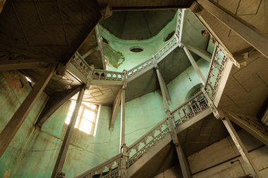 Yangon, Myanmar - 19 Aralık 2019: Piral merdiven, Yangon Bölgesel Saray binası, Yangon, Burma, Myanmar 'daki sömürge mimarisinin bir örneği.