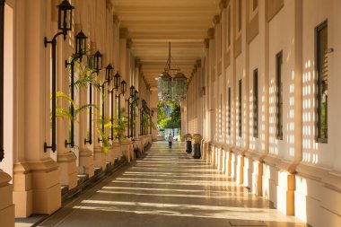 Yangon, Myanmar - 19 Aralık 2019: The Heritage Hotel, Yangon, Burma, Myanmar 'ın Strand Yolu' ndaki zarif galeri ve koridor