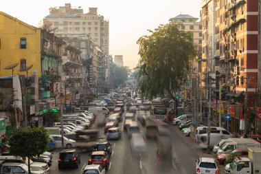 Yangon, Myanmar - 19 Aralık 2019: Anawrahta Bulvarı 'ndaki muazzam trafik sıkışıklığı, Yangon, Burma, Myanmar