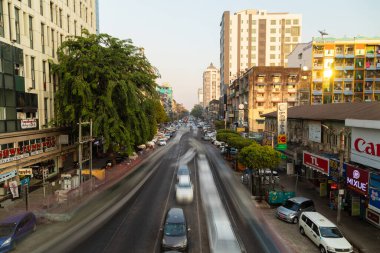 Yangon, Myanmar - 19 Aralık 2019: Anawrahta Bulvarı 'nda trafik öğleden sonra Yangon, Burma, Myanmar