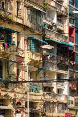 Yangon, Myanmar - 19 Aralık 2019 Yangon, Burma, Myanmar 'daki eski ve harap bir konut binasının cephesi