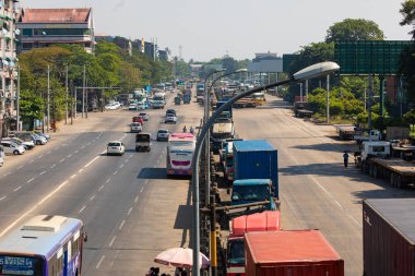 Yangon, Myanmar - 19 Aralık 2019: Strand Yolu üzerinde Yangon, Burma, Myanmar 'da seyahat eden trafik ve araçların görüntüsü