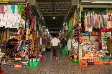 Yangon, Myanmar - 19 Aralık 2019: Yangon, Burma, Myanmar 'da günlük ürün satan mağazalarla dolu bir pazar