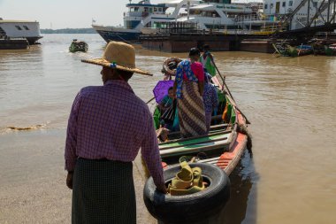 Yangon, Myanmar - 19 Aralık 2019: Yangon, Burma, Myanmar 'daki Botahtaung Pagoda yakınlarında Yangon Nehri kıyısında insan ve mal taşıyan tekne ve kayıkçılar