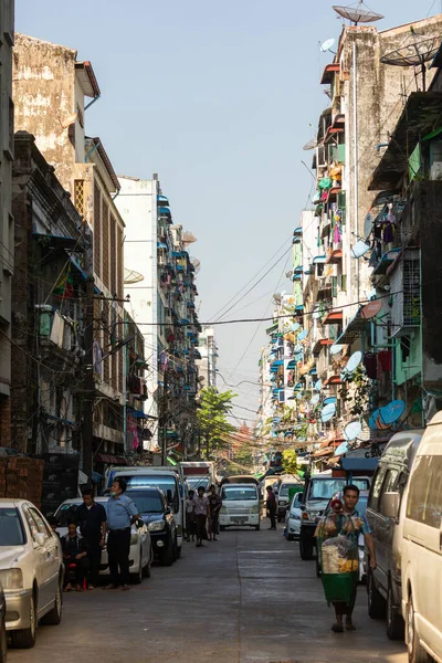 Yangon, Myanmar - 19 Aralık 2019 Yangon, Burma, Myanmar şehir merkezinin kirli ve bozulmuş sokakları antenlerle dolu.