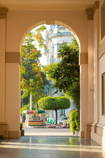 Yangon, Myanmar - 19 Aralık 2019: The Heritage Hotel, Yangon, Burma, Myanmar 'ın Strand Yolu' ndaki zarif galeri ve koridor