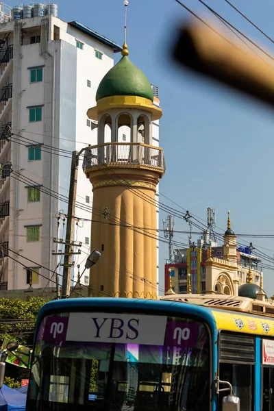 Янгон Мьянма Декабря 2019 Года Минарет Исламской Мечети Торговом Острове — стоковое фото