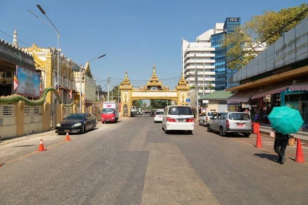 Янгон Мьянма Декабря 2019 Вид Входную Арку Пагоды Ботахтаунг Улицы — стоковое фото