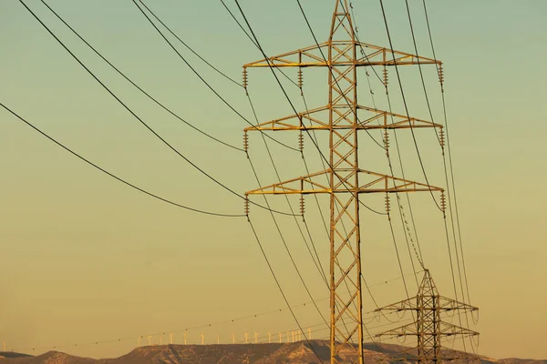 Infraestructura Las Torres Eléctricas Alto Voltaje Que Conducen Electricidad Los —  Fotos de Stock